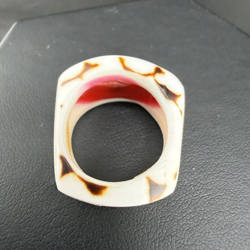 Vintage Carved Ring White Red Shell Size 7‎